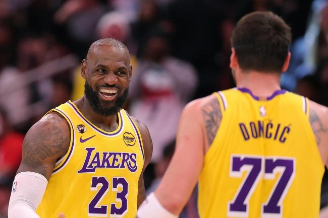 詹姆斯三双再创历史首人纪录 湖人8连胜士气高昂