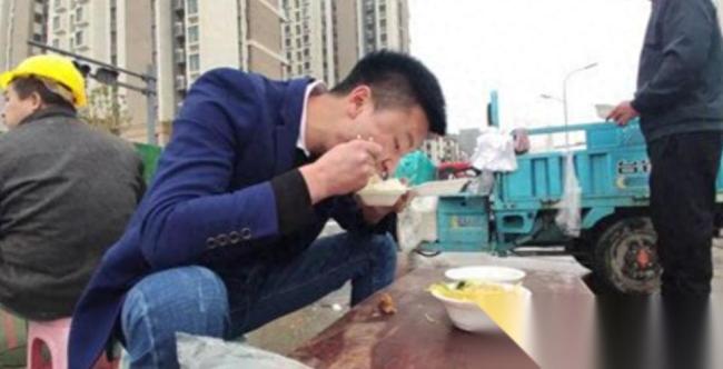 女子倒掉小伙卤肉称这是我的工地 摊贩冲突引发关注