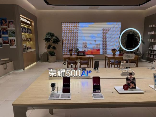 涨价后手机市场:店员建议早点入手 存储芯片涨价冲击大