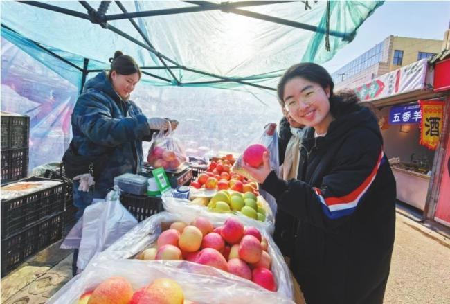 年轻人咋就爱上了赶大集 寻觅烟火气与放松感