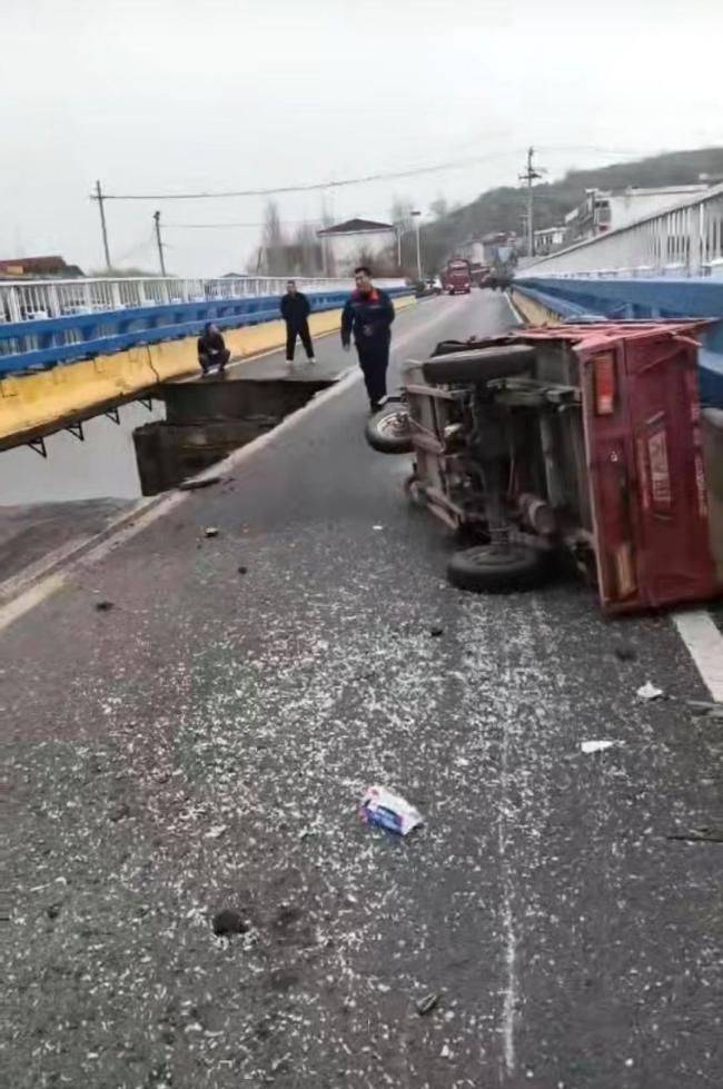 当地通报货车驶过致大桥受损 超载车辆引发事故