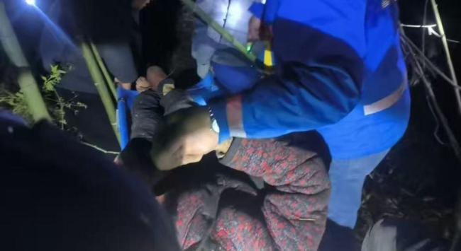 九旬老人失联8小时后被找到 山中奇迹获救