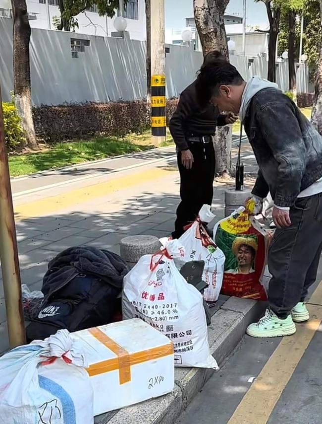 男子坐30小时大巴扛特产看望女儿 沉甸甸的父爱