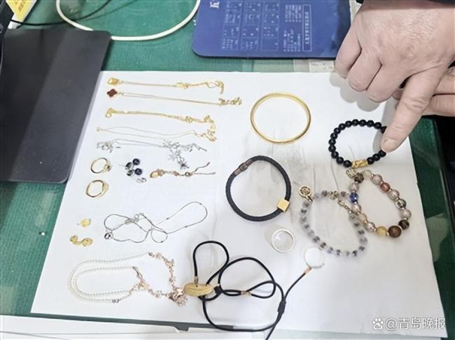 民警翻垃圾堆帮男子找回金手串 价值11万珠宝失而复得