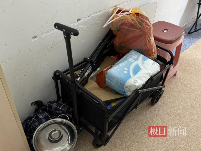 为救女儿直播跳舞男子被指好吃懒做 爱女心切不言弃