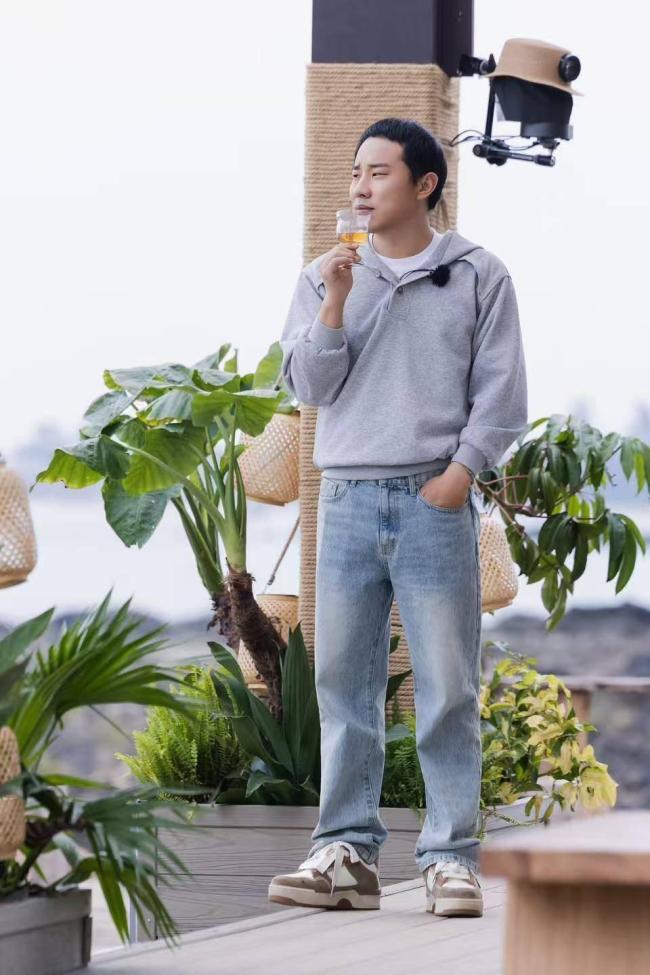 张家齐穿了王鹤棣的拖鞋 客栈摄影大赛神图频出