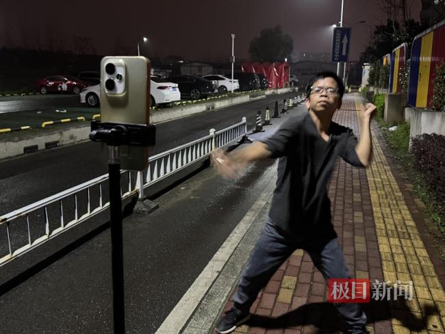 为救女儿直播跳舞男子被指好吃懒做 爱女心切不言弃