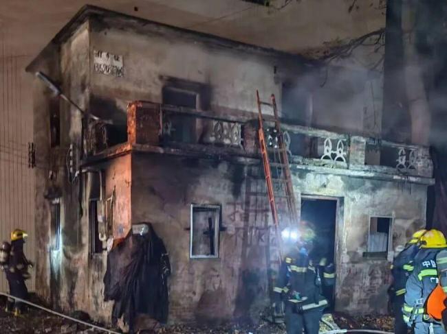 因捡废品被拦 竟放火烧了别人的房 情绪失控酿大祸