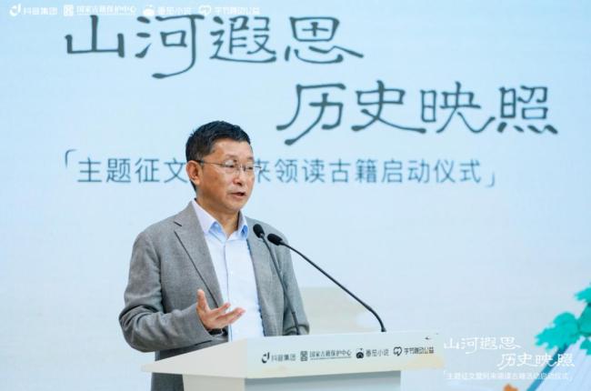 作家阿来从古籍中汲取创作灵感