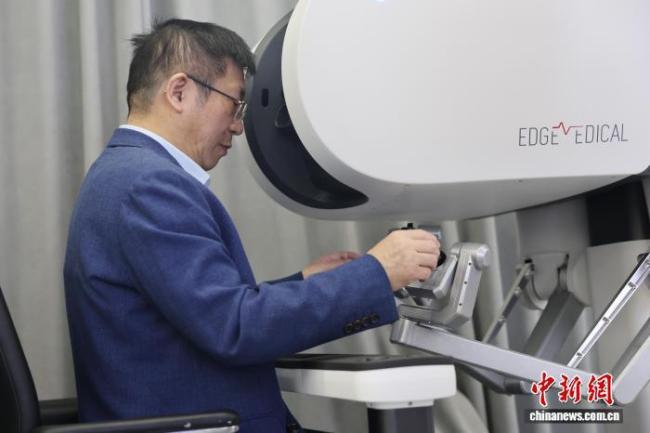 华西一天7台机器人远程手术 开创医疗新纪元