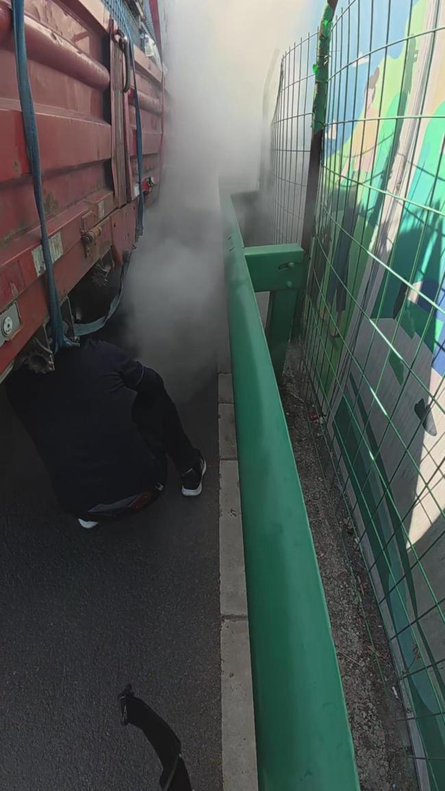 90后小伙狂按喇叭拦下起火大货车 紧急救援显身手