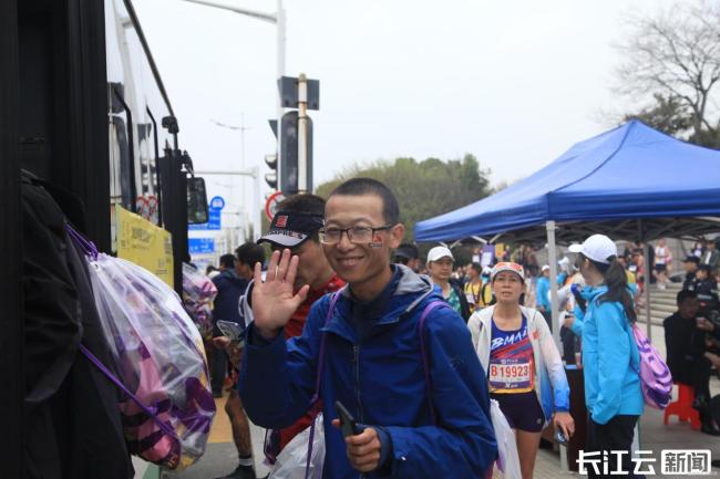 武汉公交摆渡专班全力护航汉马 温暖服务获赞誉