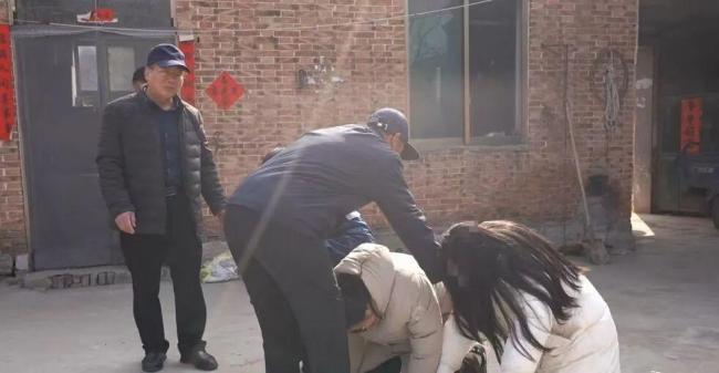 大爷救起落水祖孙 家属登门跪谢恩人