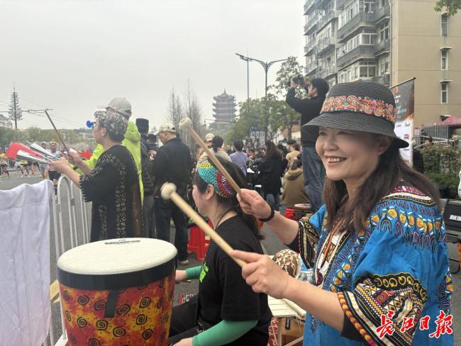 黄鹤楼下他们用音乐为汉马加油 乐章助威跑者