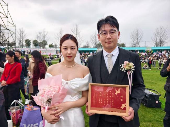 上海举行百对新人集体婚礼 城市地标见证幸福时刻