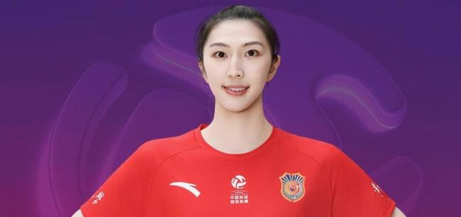 吴梦洁被球迷围住签名合影 真情实感点燃热爱