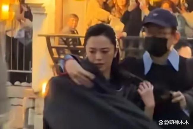 姚晨区别风云后初度公开亮相 颜料严肃引留情