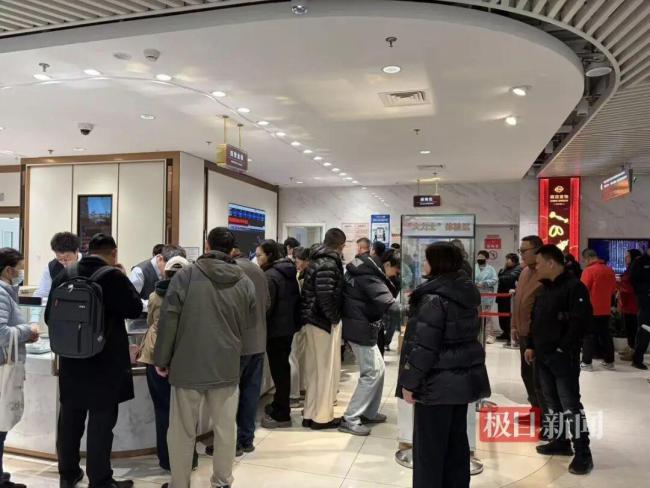 金价下跌北京一女士连购金条 现场购金热情高涨