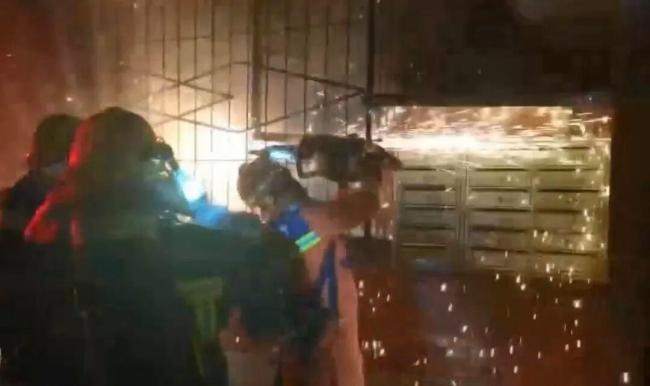 北京一老人喷枪烧蟑螂引发火灾,家中堆满杂物严重阻碍救援 杂物堆积成“易燃仓库”