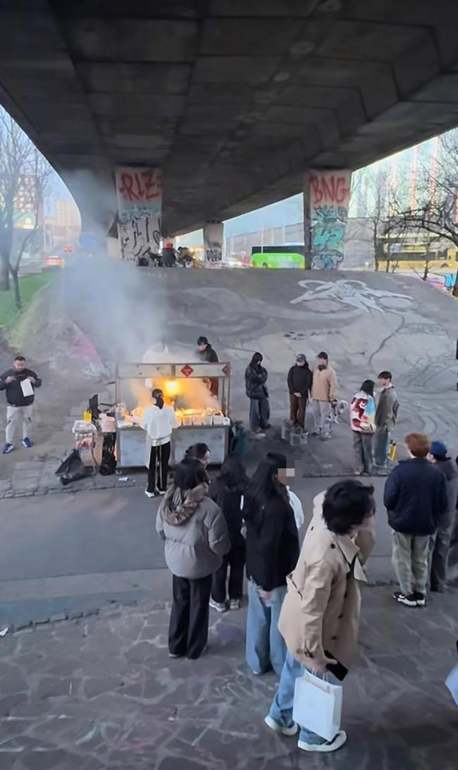 英国曼彻斯特桥洞下惊现中国烧烤摊