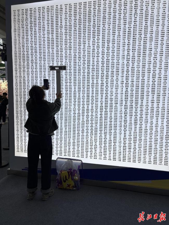 汉马跑完后武汉长江大桥上沸腾了