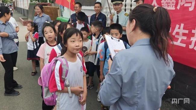 河南一物业靠免费接娃火出圈 五年暖心护送