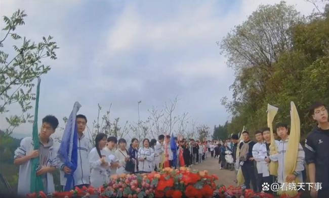 当婚车遇到春游的学生们