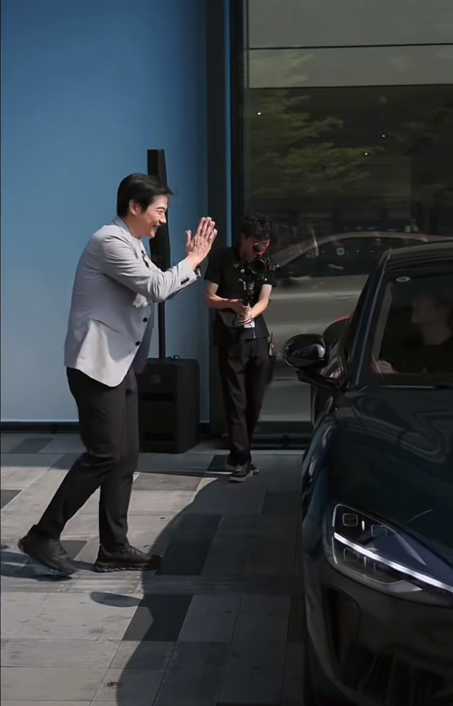 雷军为新一代小米SU7首批车主交车 亲自开车门表感谢