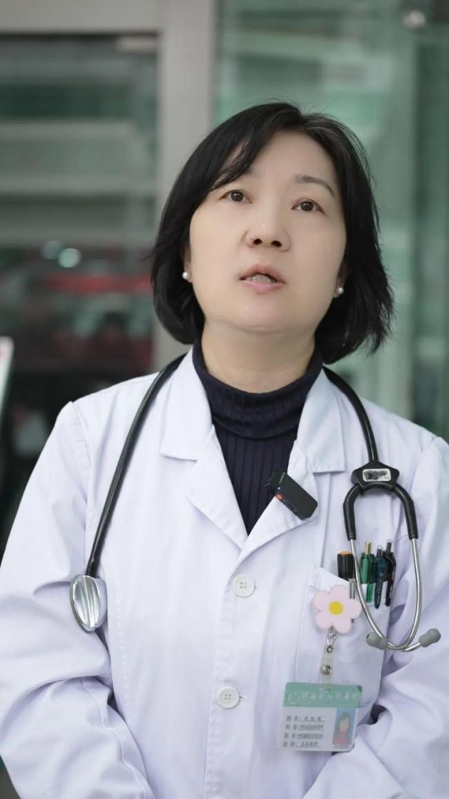 河南男子近十年不敢上床睡觉