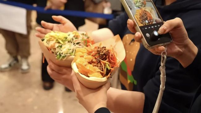 5块钱用馍夹出八菜一汤 太会玩了