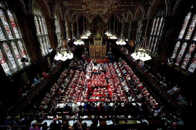 英国世袭贵族,“退位了”