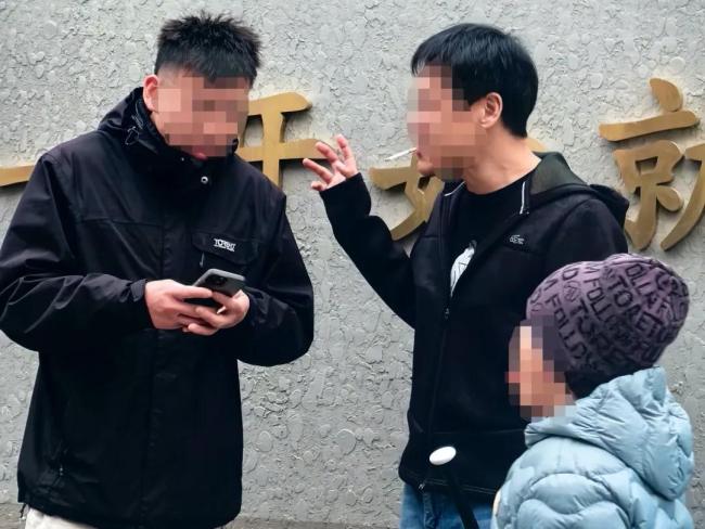 20分钟近10名家长在校门口吸烟 孩子被迫吸二手烟