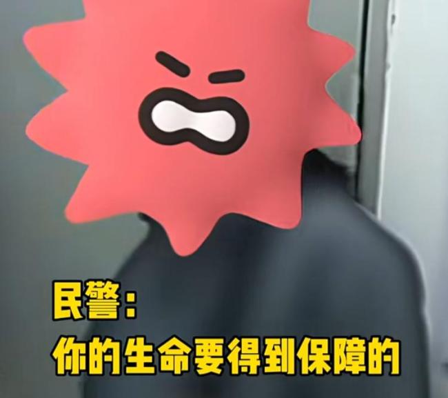 一女子手机不慎掉入地铁轨道 执意翻下轨道捡手机