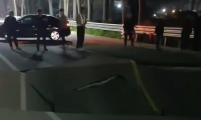 河南一处桥面突然塌陷致1人受伤 道路已封闭