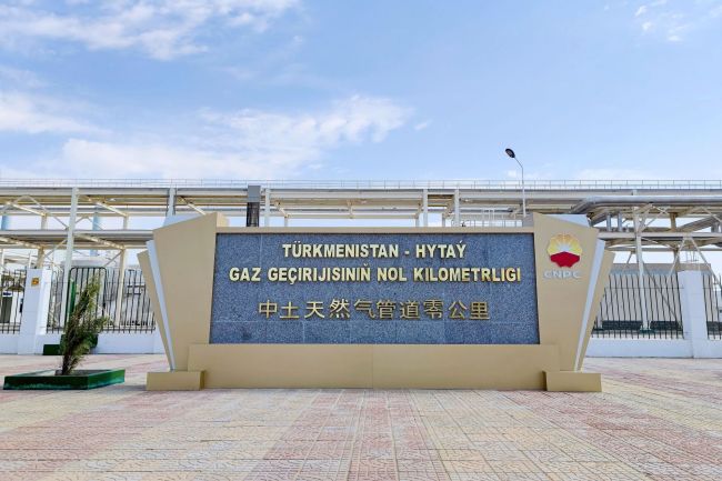 2023年10月3日,土库曼斯坦,位于阿姆河右岸的中土天然气管道零公里纪念碑。