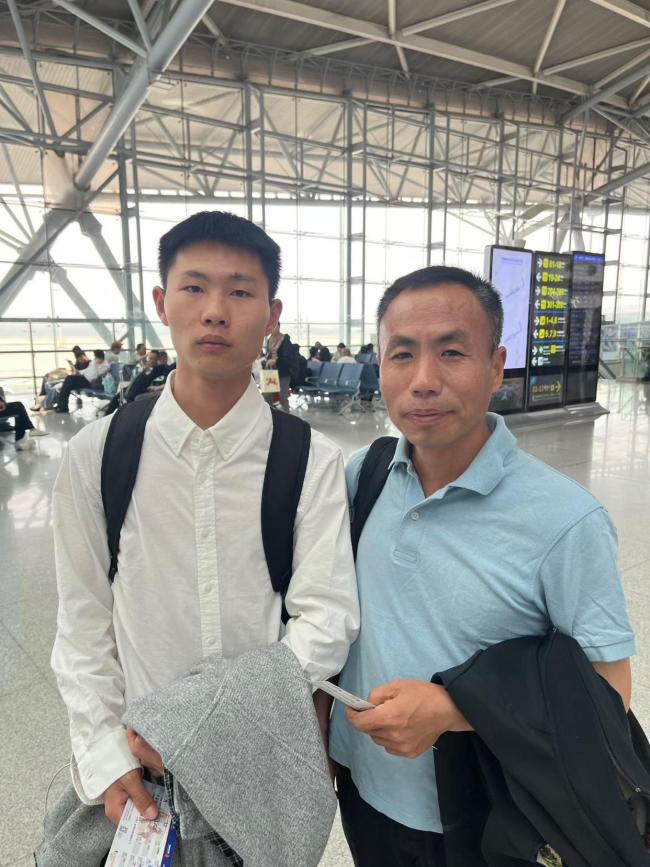 申聪父子抵达关押梅姨的地方