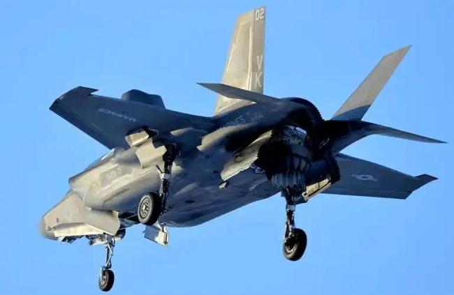 伊朗称击中一架F-15战机 空中对抗升级