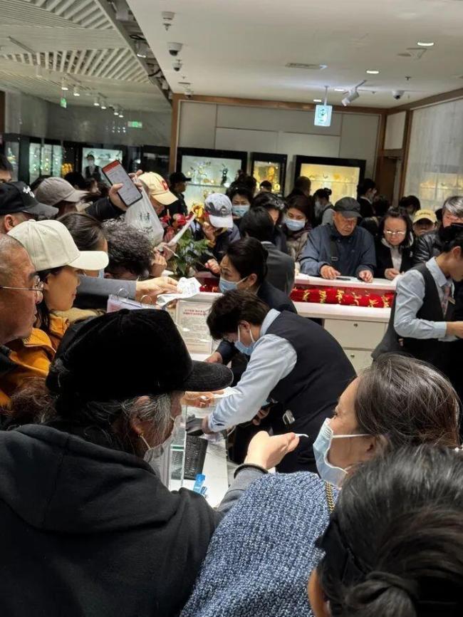 菜百有人卖金套现后拉行李箱离开 金价波动引投资热