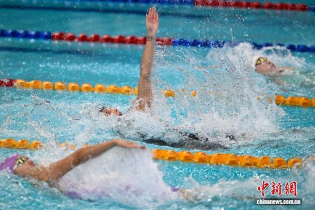 美国名将史密斯夺女子100米仰泳冠军