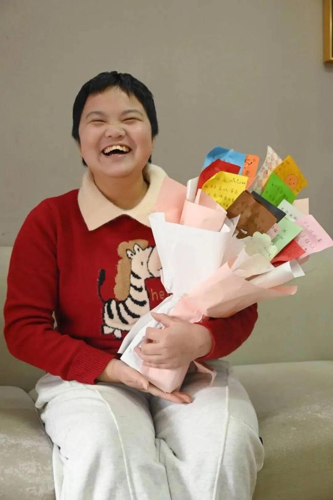 地铁吐血擦净地板女孩已转到华西医院 善举感动众人