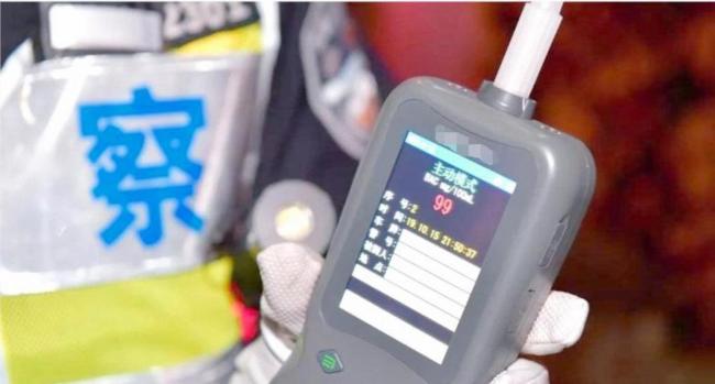 男子请代驾开回家后又上高速