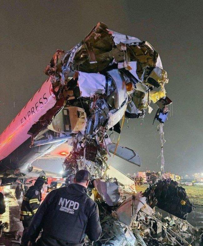 纽约机场客机机头瞬间被撕成碎片 深夜惊魂撞车事故