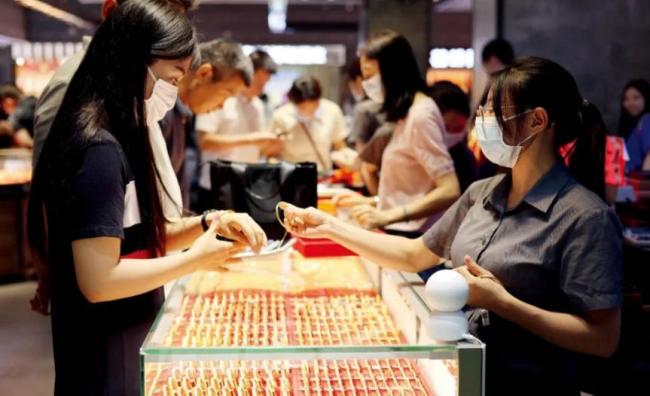 国内金价大幅下落 黄金市集惊魂动魄的暴跌