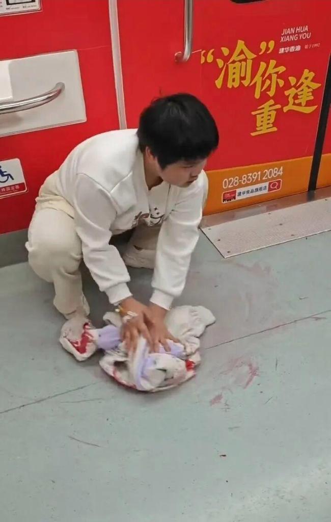 重庆红十字会称将帮助地铁吐血女孩