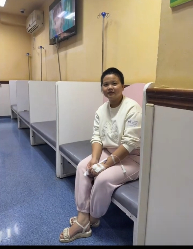 地铁吐血女孩回应网友关注 坚强面对病魔