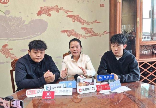 申聪与入室抢婴案被拐者相拥鼓励