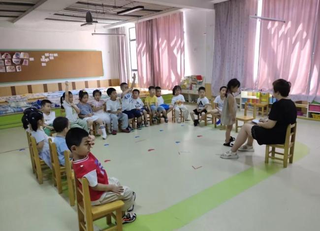 萌娃口袋里装满了“西瓜虫” 好奇心与想象齐飞