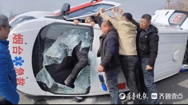 小伙钻车踹窗与市民合力救人 英勇行为获正能量奖