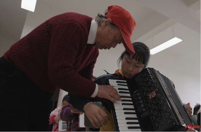 82岁教师乘首班公交翻山送教4年 播种音乐梦想