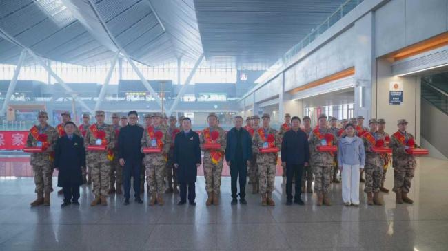 火车站里举办快闪活动欢送新兵 文艺献礼青春出征